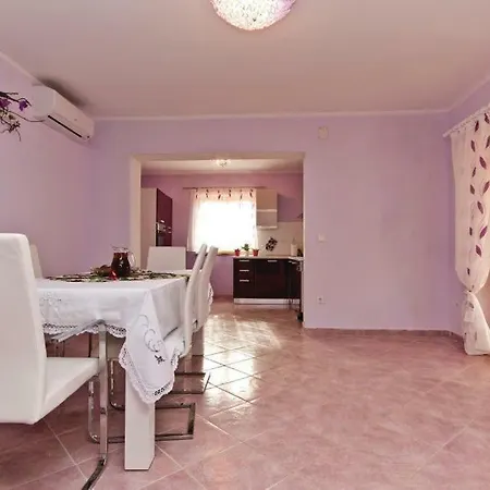 Holiday home Lovely Ana Svetvincenat